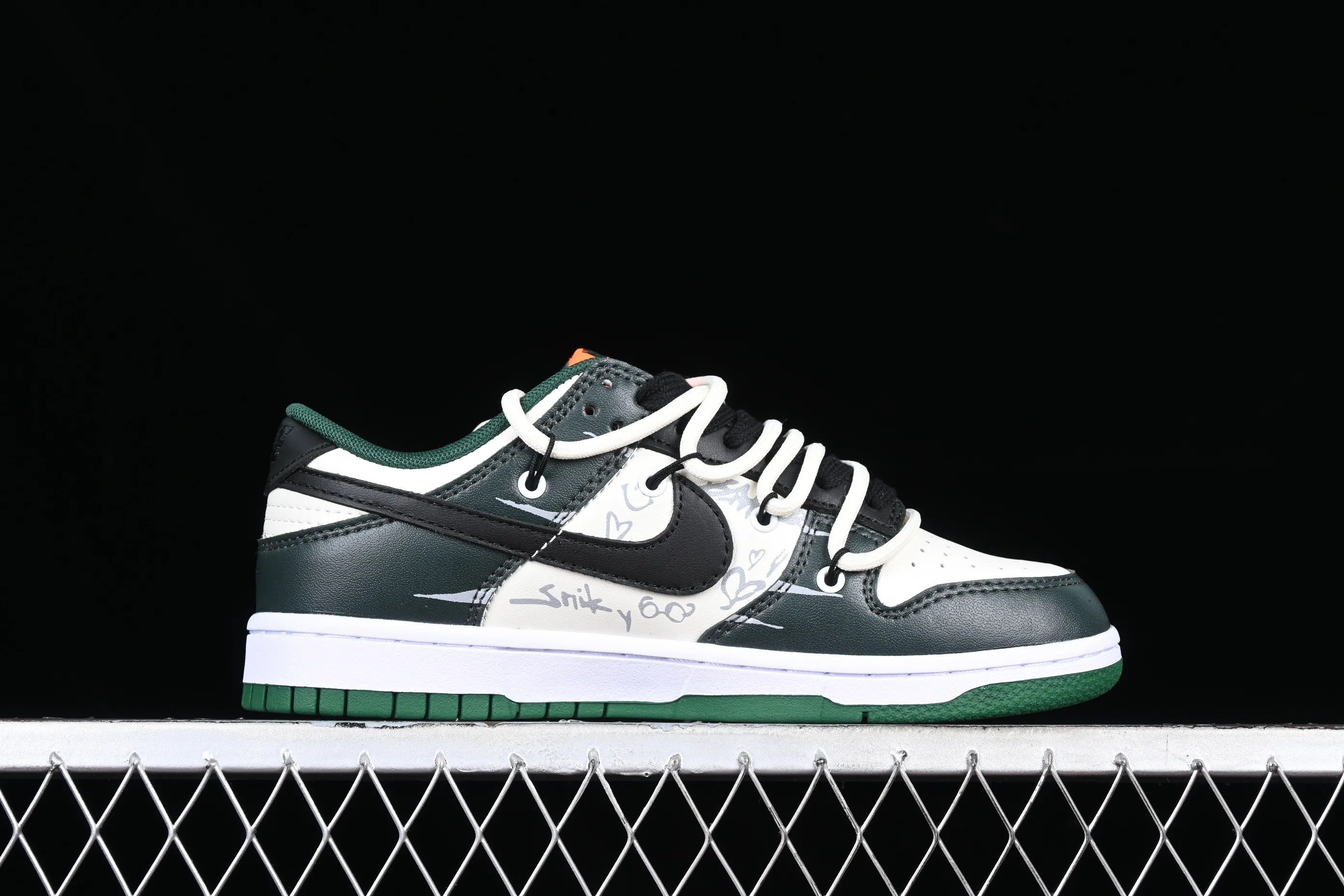 All Categories Nk SB Dunk Series Nk SB Dunk Low Low-top Sneakers Nk Dunk Low Panda Prank Slide Track Crack Skater SB Strap Low-top Casual Sneakers DD1391-300